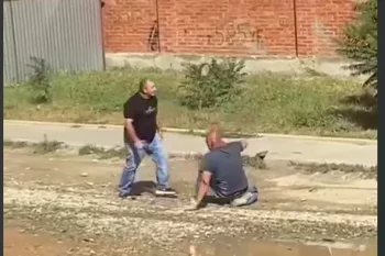 В Краснодаре 50-летний мужчина сбил машиной, а потом зарезал знакомого на глазах у местных жителей